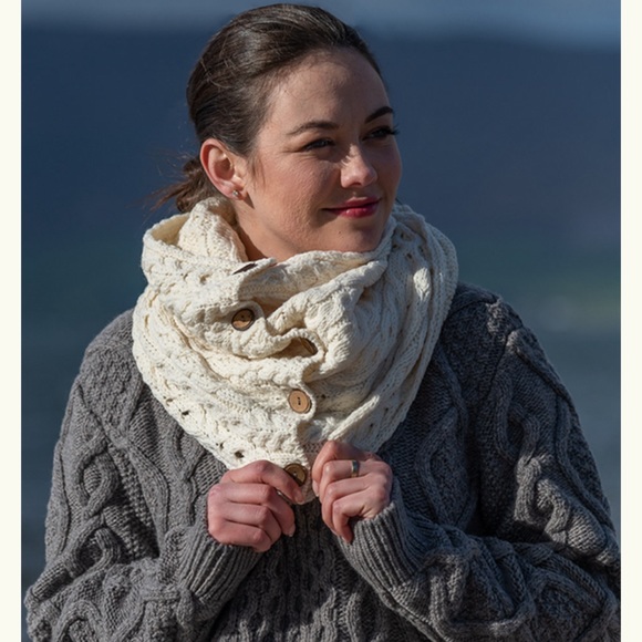Aran Celtic NWT Infinity Cream Color 100% Merino Wool Made in Ireland Very Soft - Picture 1 of 13